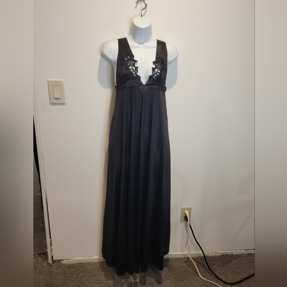 Vintage annique size s black plunging neckline nightgown ttpd - Picture 1 of 7